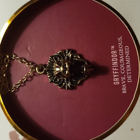 Harry Potter Gryffindor necklace - Picture 3 of 3